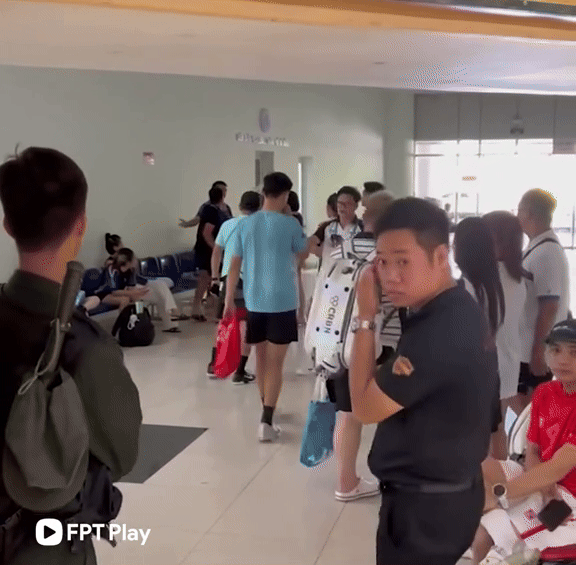 CĂNG: Lý Hoàng Nam chỉ tay thẳng mặt, Trương Vinh Hiển được mọi người can ra trong hậu trường giải đấu- Ảnh 4.