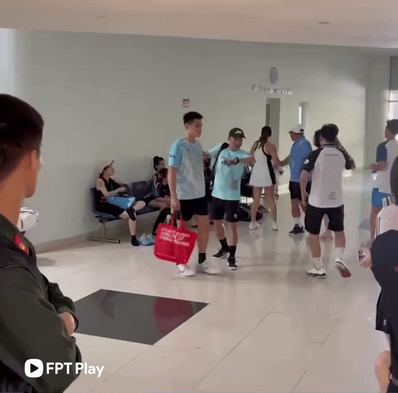 CĂNG: Lý Hoàng Nam chỉ tay thẳng mặt, Trương Vinh Hiển được mọi người can ra trong hậu trường giải đấu- Ảnh 3.