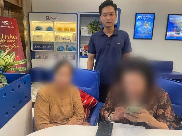 Cụ bà ở Hà Nội đến ngân hàng rút 700 triệu đồng nhưng lại quyết định ra về với 0 đồng- Ảnh 1.
