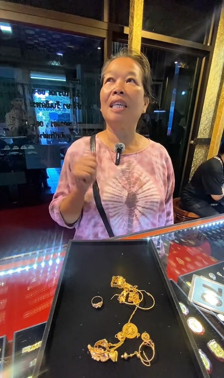 Mang vàng bạn trai cũ tặng đi bán, người phụ nữ sốc nặng khi biết giá trị- Ảnh 1.