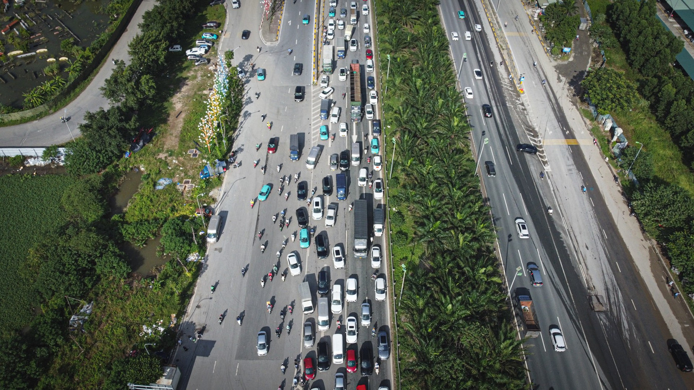 Đường gom Đại lộ Thăng Long vẫn ngập, xe nối đuôi ùn dài hàng km- Ảnh 9.