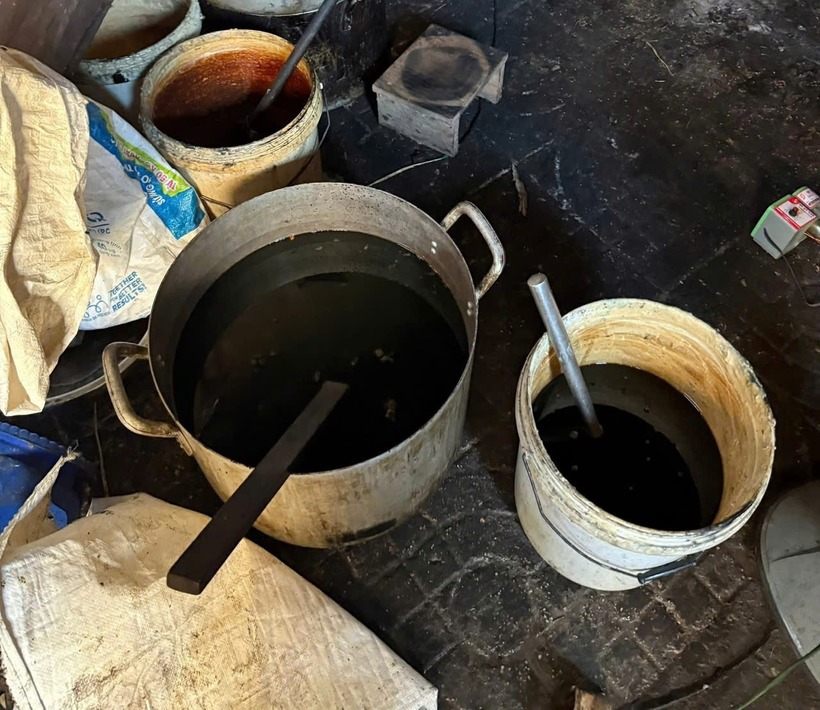 Hãi hùng cảnh mỡ động vật bẩn chất đống dưới nền nhà nhếch nhác, chuẩn bị chế biến tuồn ra thị trường ở Nghệ An- Ảnh 2.