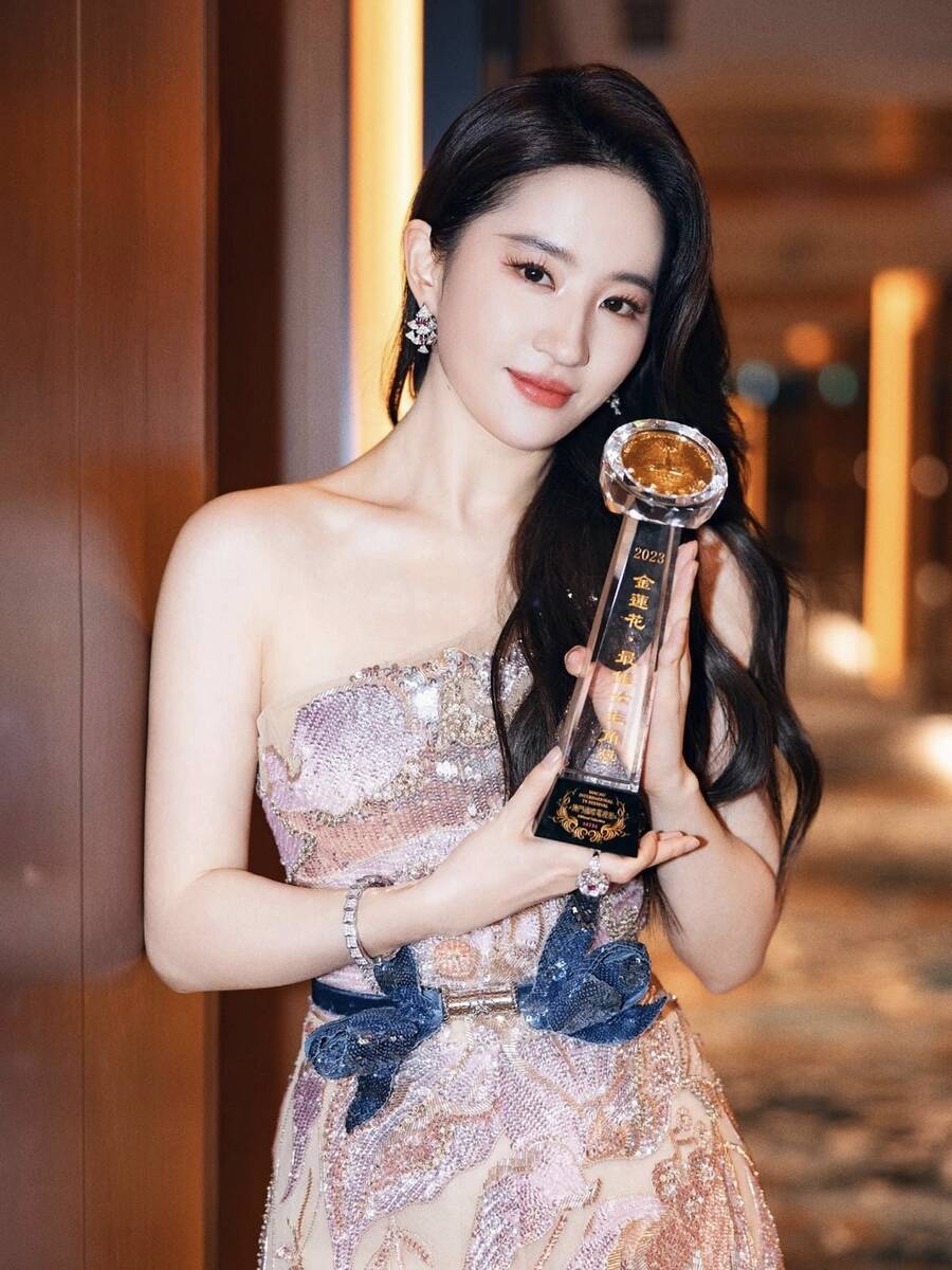 Mỹ nhân sở hữu "bóng lưng đẹp nhất Trung Quốc" có học vấn bất ngờ, tuổi U40 giàu đến nỗi xây biệt thự để nuôi 20 con mèo hoang- Ảnh 5.