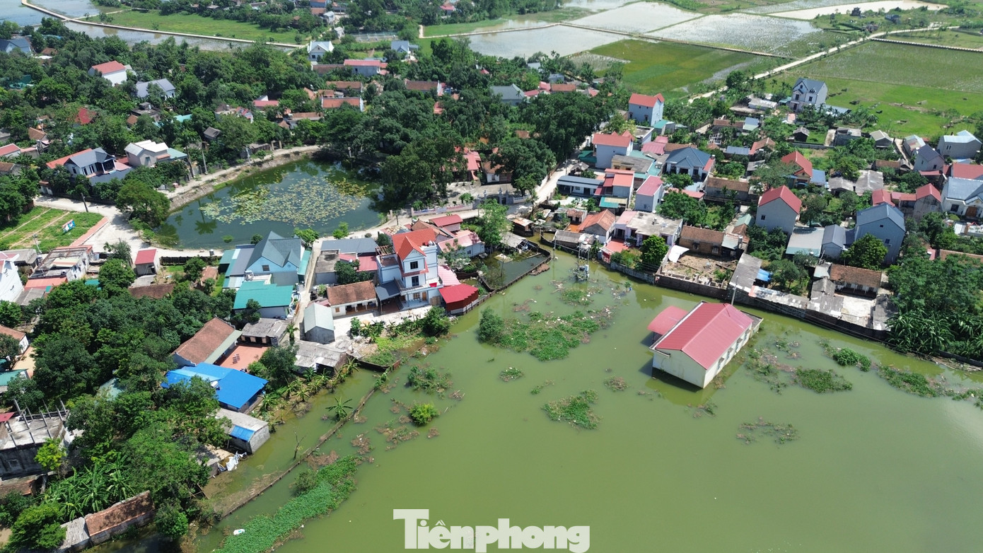 5 ngày sau bão số 10, nhiều khu vực ngoại thành Hà Nội vẫn chìm trong biển nước- Ảnh 12.