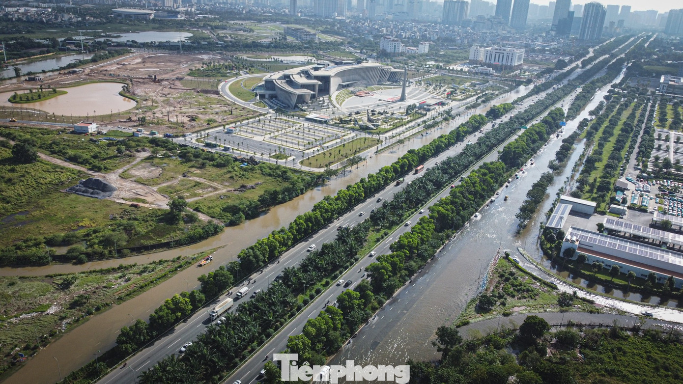 Đường gom Đại lộ Thăng Long vẫn ngập, xe nối đuôi ùn dài hàng km- Ảnh 3.