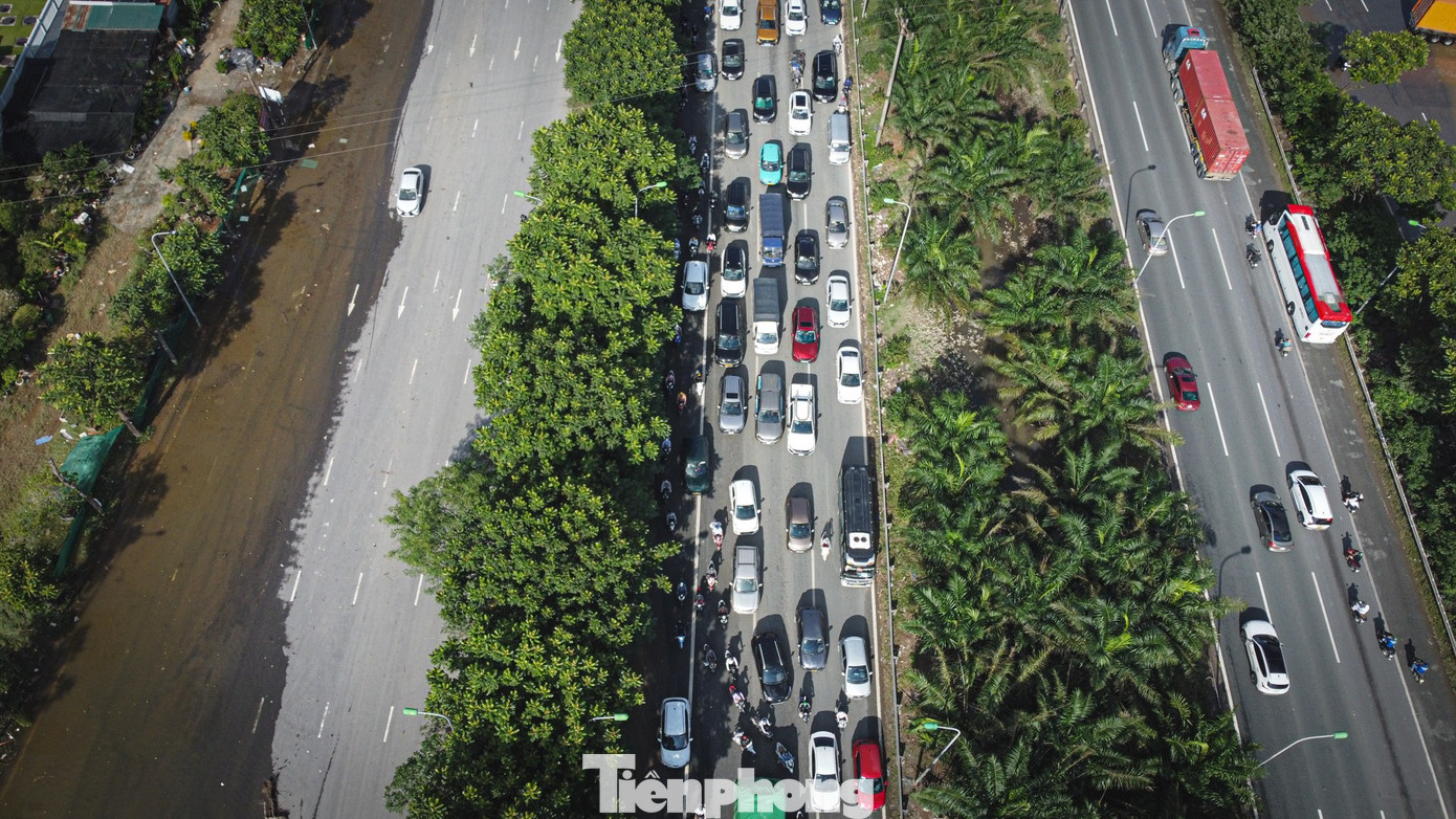 Đường gom Đại lộ Thăng Long vẫn ngập, xe nối đuôi ùn dài hàng km- Ảnh 2.