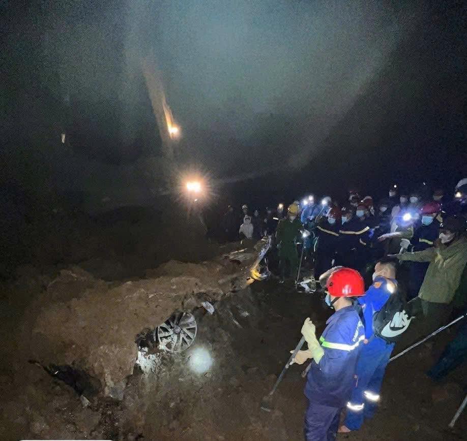 Xe bán tải do quản đốc thủy điện điều khiển chở 2 người mất tích: Tìm thấy 2 thi thể- Ảnh 2.