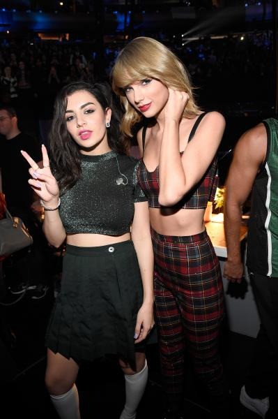 Taylor Swift “trả thù” giúp Rosé (BLACKPINK)!- Ảnh 2.
