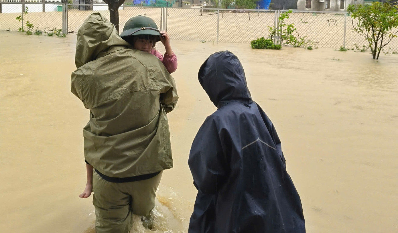 Mưa lớn, ngập sâu, phụ huynh dùng thuyền thúng, xe tải đến trường đón con- Ảnh 5. Mưa lớn, ngập sâu, phụ huynh dùng thuyền thúng, xe tải đến trường đón con- Ảnh 5.