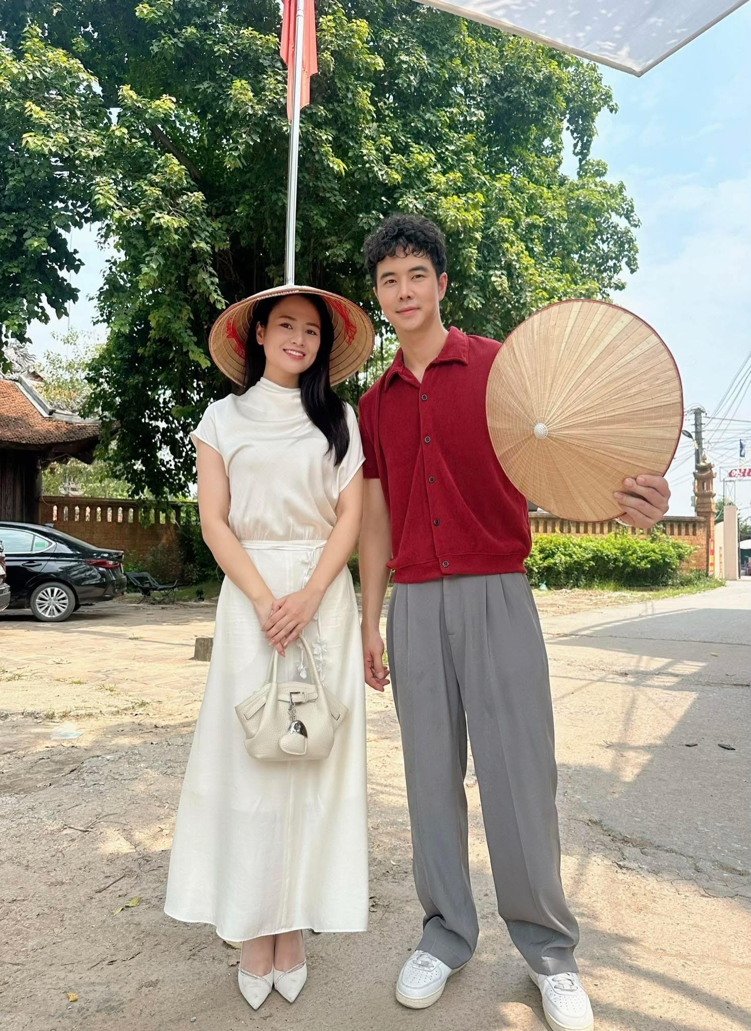 Cả nước mong chờ đám cưới của cặp đôi Vbiz đang cực hot: Nhà gái đẹp quá trời đẹp, nhà trai 10 điểm chốt vội đi thôi- Ảnh 1.