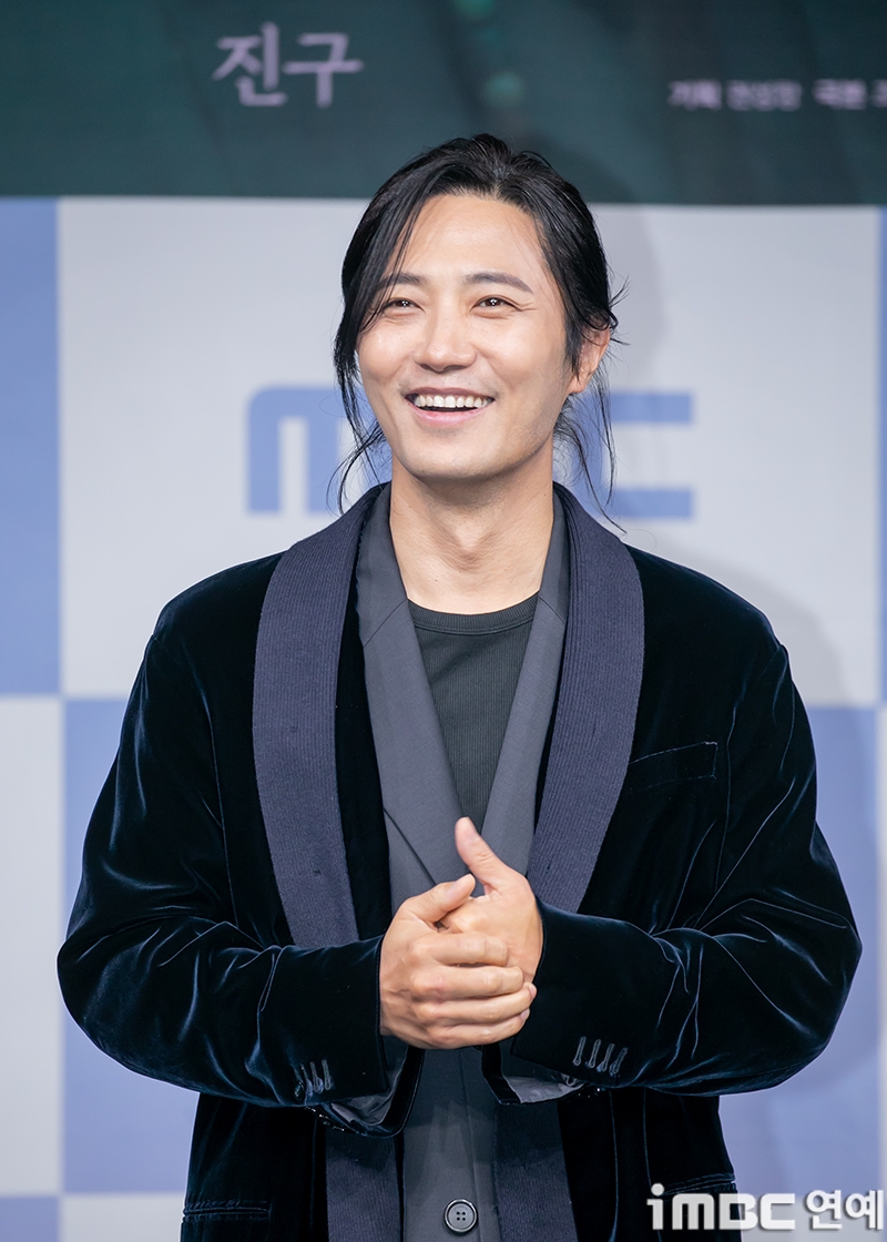 Dụi mắt 7749 lần vẫn không nhận ra mỹ nam đẹp nhất Hậu Duệ Mặt Trời, sao anh lại ra nông nỗi này?- Ảnh 3.