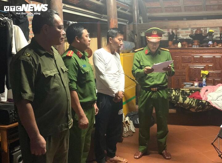 "Ma men" lái ô tô tông xe, tát tài xế taxi, bóp cổ hành khách rồi bỏ chạy- Ảnh 1. "Ma men" lái ô tô tông xe, tát tài xế taxi, bóp cổ hành khách rồi bỏ chạy- Ảnh 1.