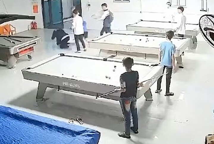 Một học sinh ở Nghệ An bị bạn đánh trong quán bida, phải nhập viện cấp cứu- Ảnh 1. Một học sinh ở Nghệ An bị bạn đánh trong quán bida, phải nhập viện cấp cứu- Ảnh 1.