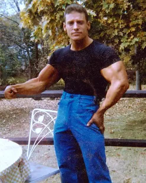 Người đàn ông tập gym từ lúc 13 tuổi, bắp tay to nhất thế giới gây choáng váng nhưng lại rơi vào thảm cảnh- Ảnh 1. Người đàn ông tập gym từ lúc 13 tuổi, bắp tay to nhất thế giới gây choáng váng nhưng lại rơi vào thảm cảnh- Ảnh 1.