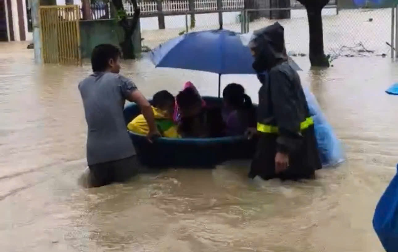 Mưa lớn, ngập sâu, phụ huynh dùng thuyền thúng, xe tải đến trường đón con- Ảnh 4. Mưa lớn, ngập sâu, phụ huynh dùng thuyền thúng, xe tải đến trường đón con- Ảnh 4.