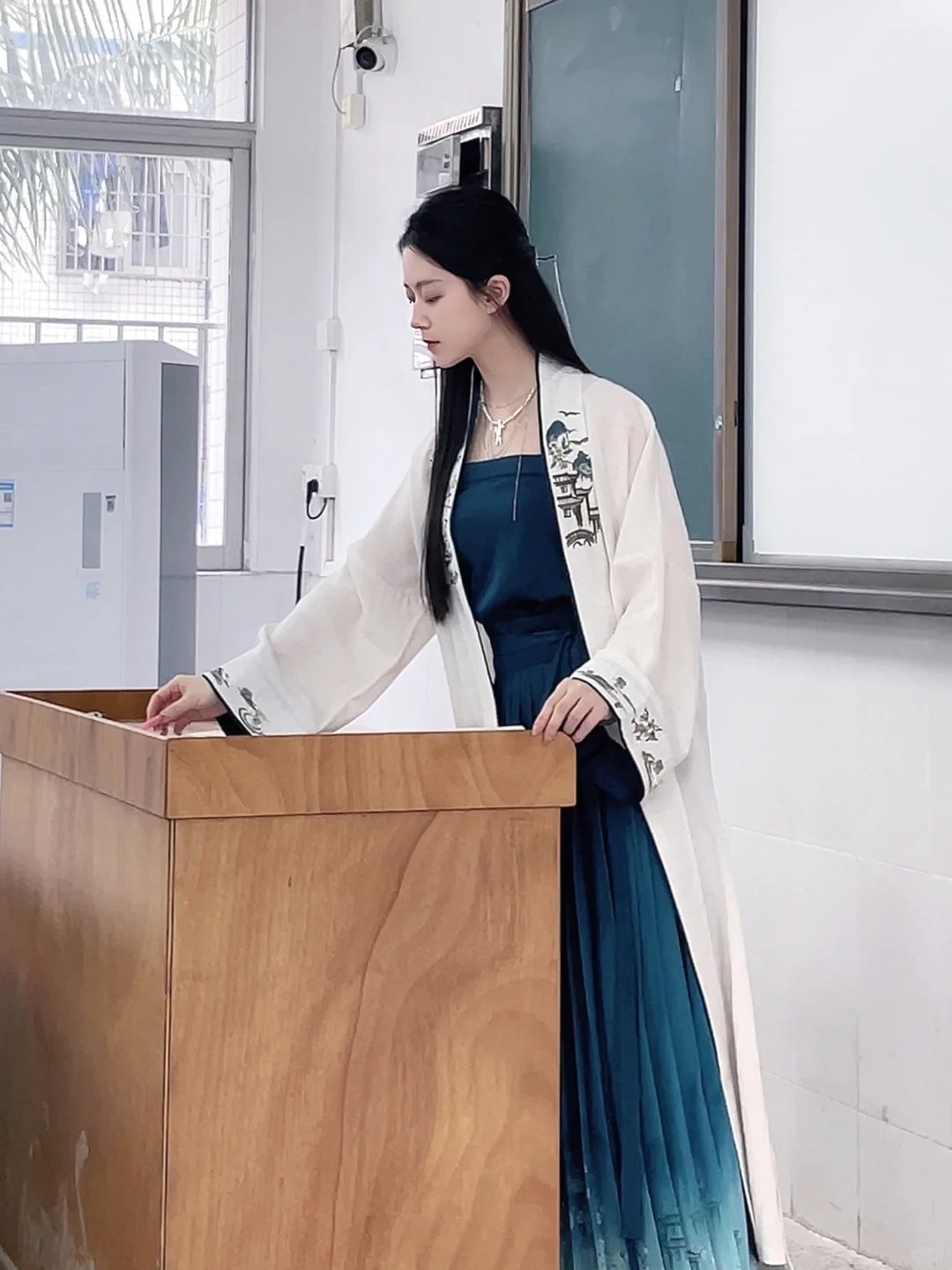 Cô giáo Mỹ thuật đang hot nhất TikTok: Mặt đã xinh, style đi dạy còn đỉnh hơn!- Ảnh 7. Cô giáo Mỹ thuật đang hot nhất TikTok: Mặt đã xinh, style đi dạy còn đỉnh hơn!- Ảnh 7.