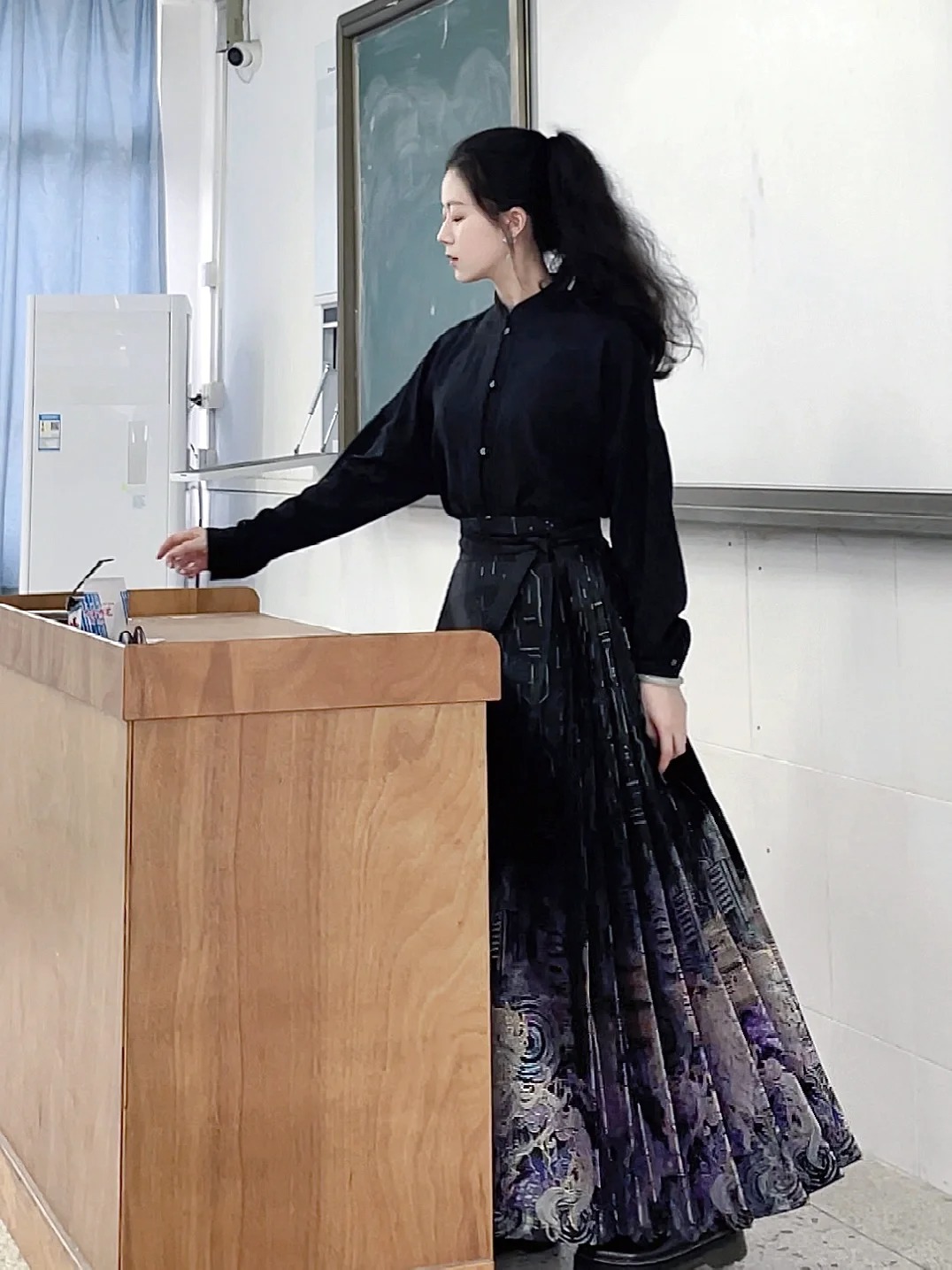 Cô giáo Mỹ thuật đang hot nhất TikTok: Mặt đã xinh, style đi dạy còn đỉnh hơn!- Ảnh 18. Cô giáo Mỹ thuật đang hot nhất TikTok: Mặt đã xinh, style đi dạy còn đỉnh hơn!- Ảnh 18.