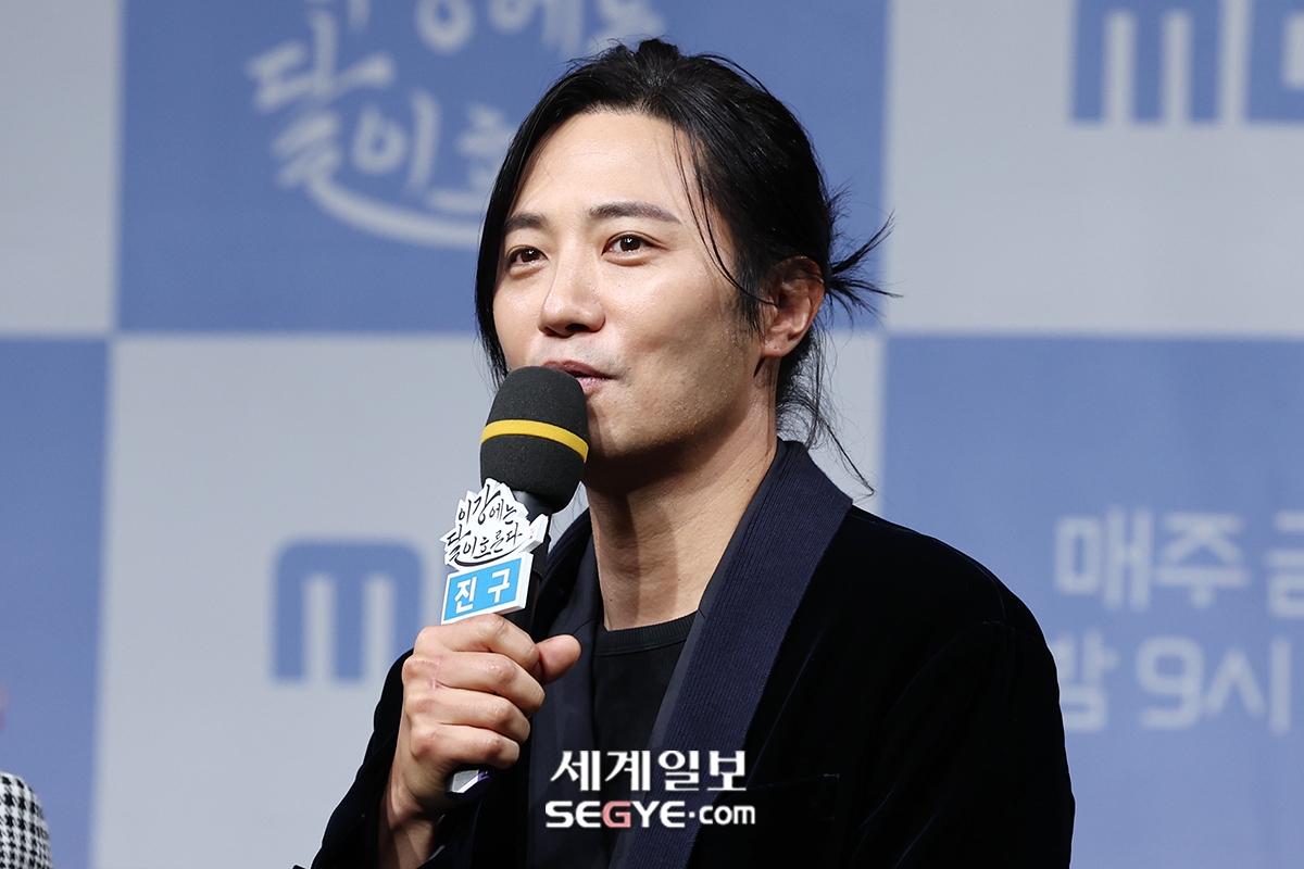 Dụi mắt 7749 lần vẫn không nhận ra mỹ nam đẹp nhất Hậu Duệ Mặt Trời, sao anh lại ra nông nỗi này?- Ảnh 5.