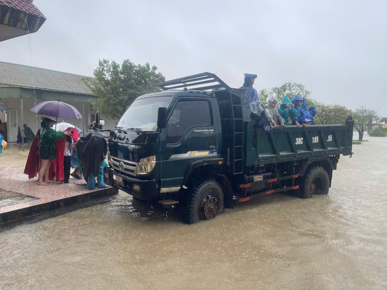 Mưa lớn, ngập sâu, phụ huynh dùng thuyền thúng, xe tải đến trường đón con- Ảnh 9. Mưa lớn, ngập sâu, phụ huynh dùng thuyền thúng, xe tải đến trường đón con- Ảnh 9.