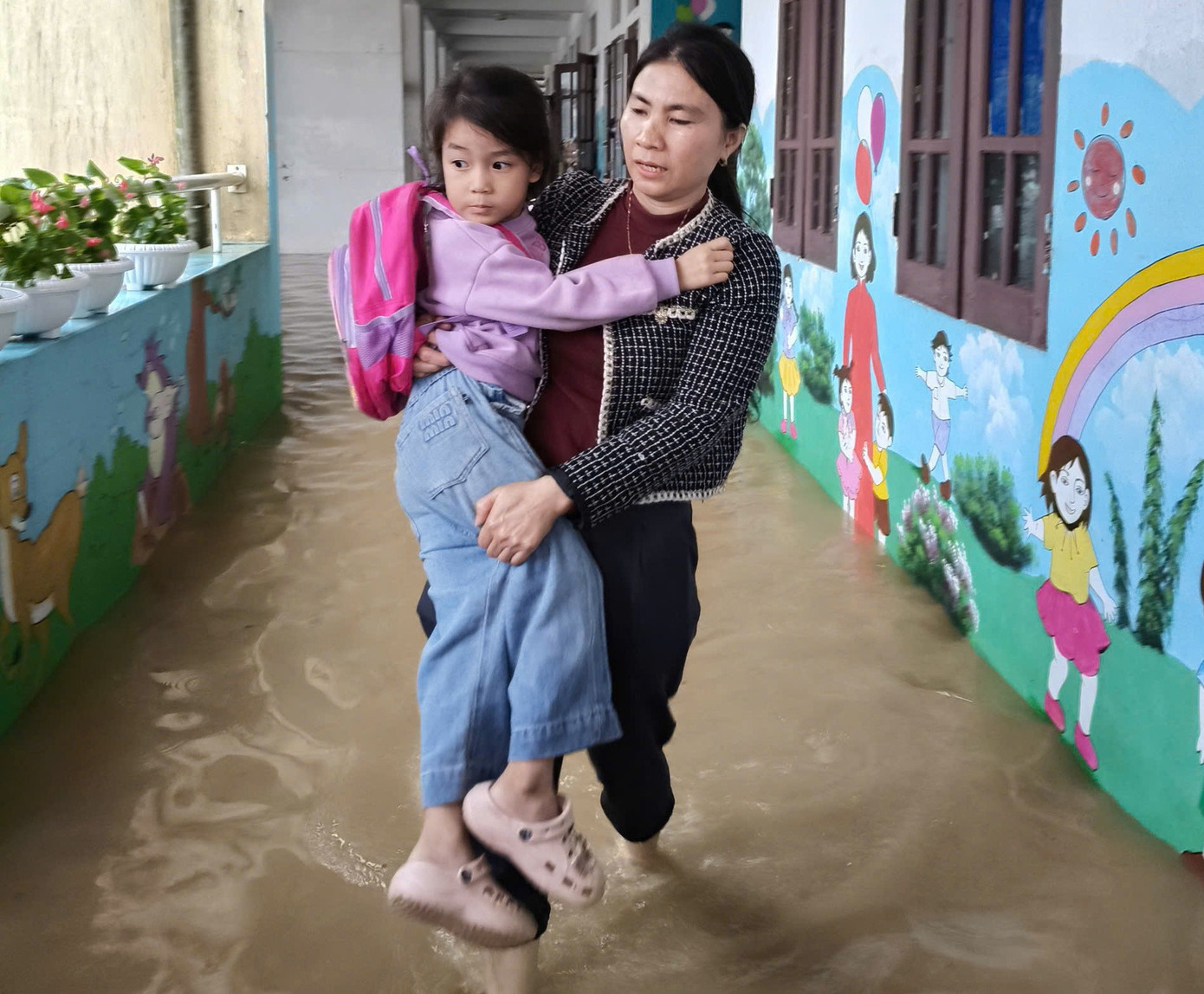 Mưa lớn, ngập sâu, phụ huynh dùng thuyền thúng, xe tải đến trường đón con- Ảnh 3. Mưa lớn, ngập sâu, phụ huynh dùng thuyền thúng, xe tải đến trường đón con- Ảnh 3.