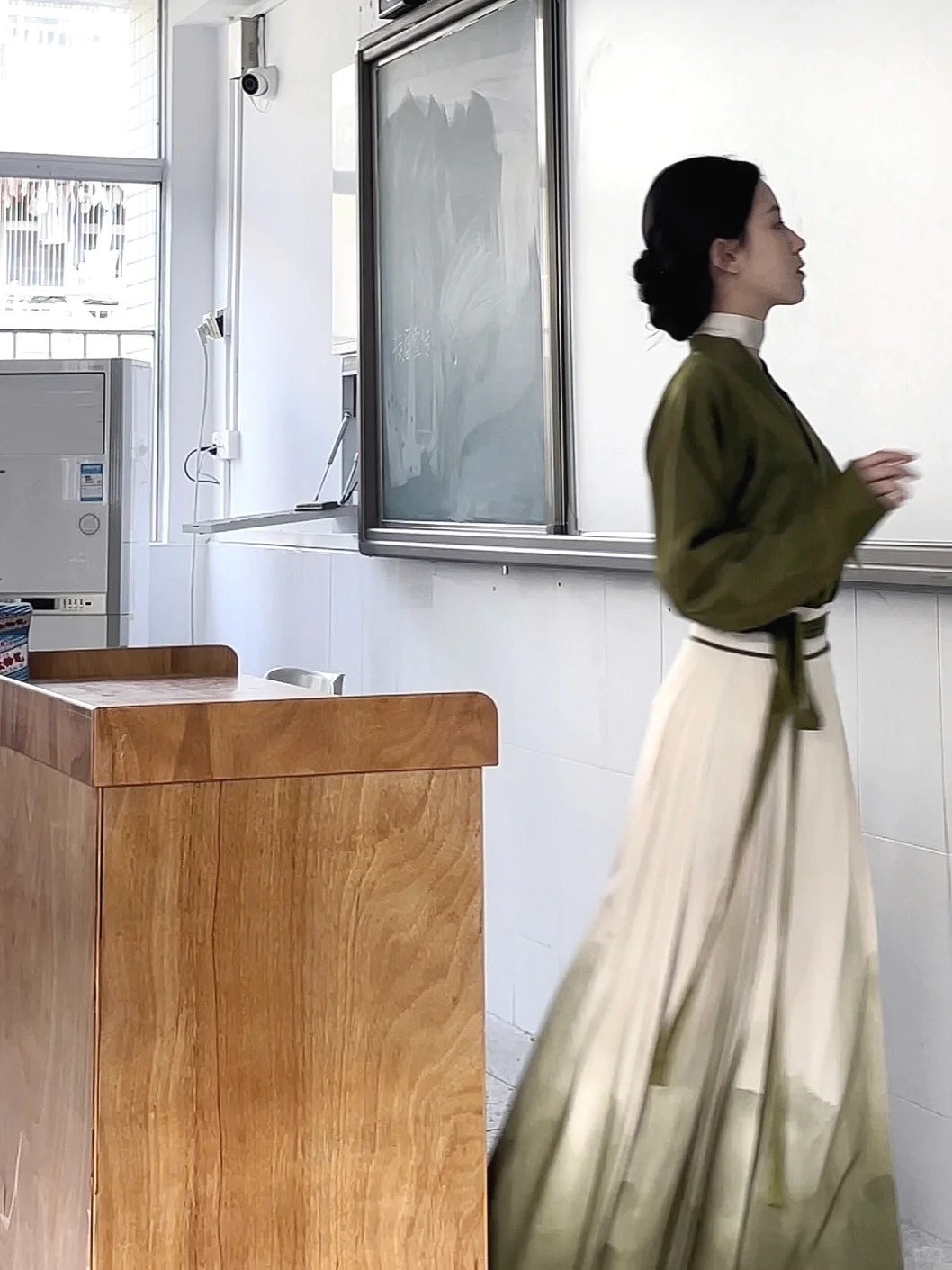 Cô giáo Mỹ thuật đang hot nhất TikTok: Mặt đã xinh, style đi dạy còn đỉnh hơn!- Ảnh 4. Cô giáo Mỹ thuật đang hot nhất TikTok: Mặt đã xinh, style đi dạy còn đỉnh hơn!- Ảnh 4.