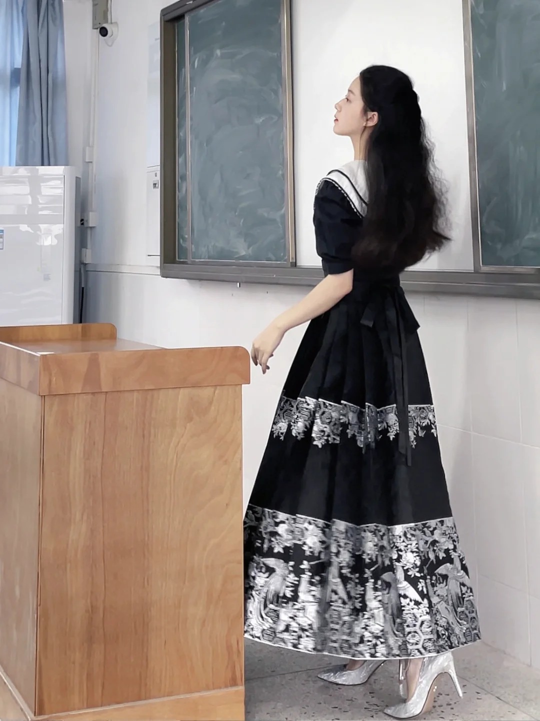 Cô giáo Mỹ thuật đang hot nhất TikTok: Mặt đã xinh, style đi dạy còn đỉnh hơn!- Ảnh 16. Cô giáo Mỹ thuật đang hot nhất TikTok: Mặt đã xinh, style đi dạy còn đỉnh hơn!- Ảnh 16.