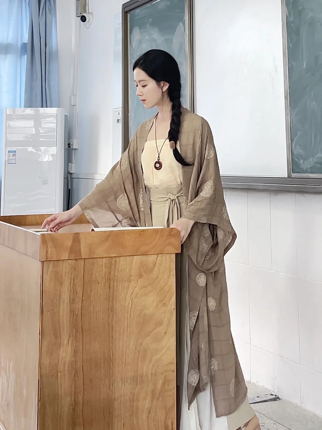 Cô giáo Mỹ thuật đang hot nhất TikTok: Mặt đã xinh, style đi dạy còn đỉnh hơn!- Ảnh 17. Cô giáo Mỹ thuật đang hot nhất TikTok: Mặt đã xinh, style đi dạy còn đỉnh hơn!- Ảnh 17.