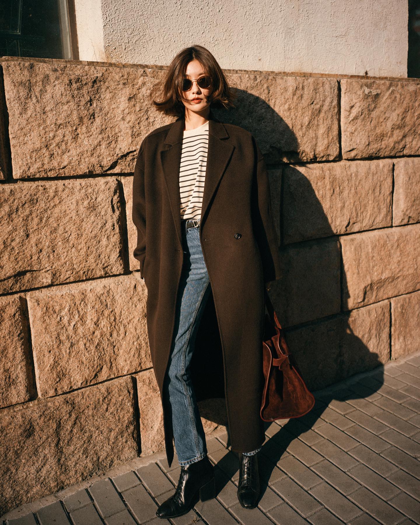 Kết hợp 4 kiểu áo khoác này với quần jeans, chị em sẽ chạm đỉnh cao sành điệu- Ảnh 7. Kết hợp 4 kiểu áo khoác này với quần jeans, chị em sẽ chạm đỉnh cao sành điệu- Ảnh 7.