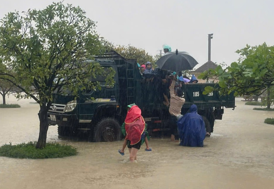Mưa lớn, ngập sâu, phụ huynh dùng thuyền thúng, xe tải đến trường đón con- Ảnh 8. Mưa lớn, ngập sâu, phụ huynh dùng thuyền thúng, xe tải đến trường đón con- Ảnh 8.