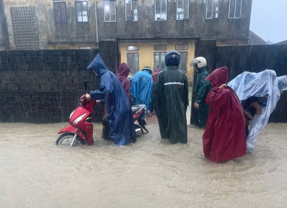 Mưa lớn, ngập sâu, phụ huynh dùng thuyền thúng, xe tải đến trường đón con- Ảnh 6. Mưa lớn, ngập sâu, phụ huynh dùng thuyền thúng, xe tải đến trường đón con- Ảnh 6.