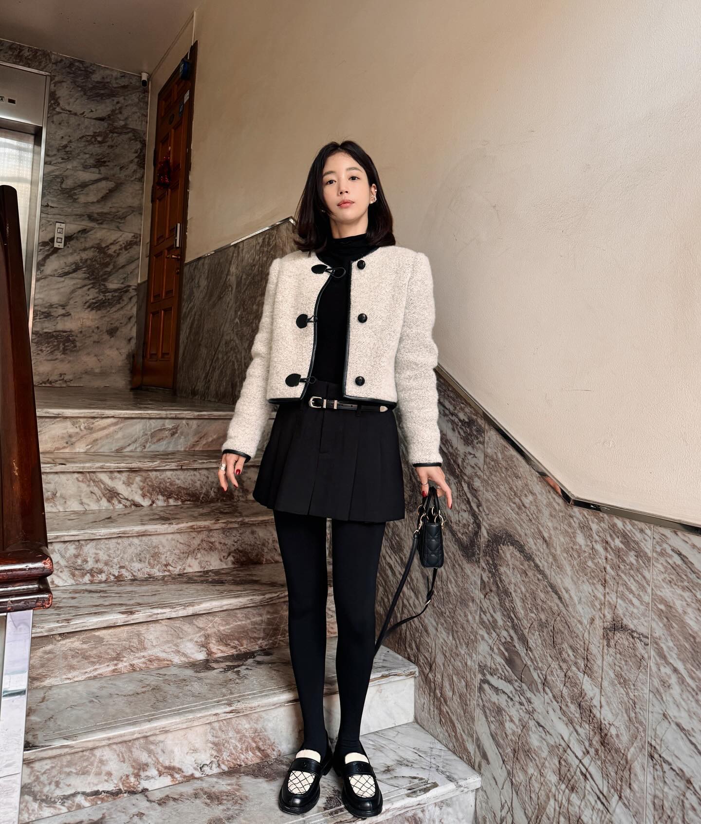 Mẫu giày trẻ như sneaker trắng nhưng thanh lịch hơn, tuổi ngoài 40 càng nên có- Ảnh 4. Mẫu giày trẻ như sneaker trắng nhưng thanh lịch hơn, tuổi ngoài 40 càng nên có- Ảnh 4.