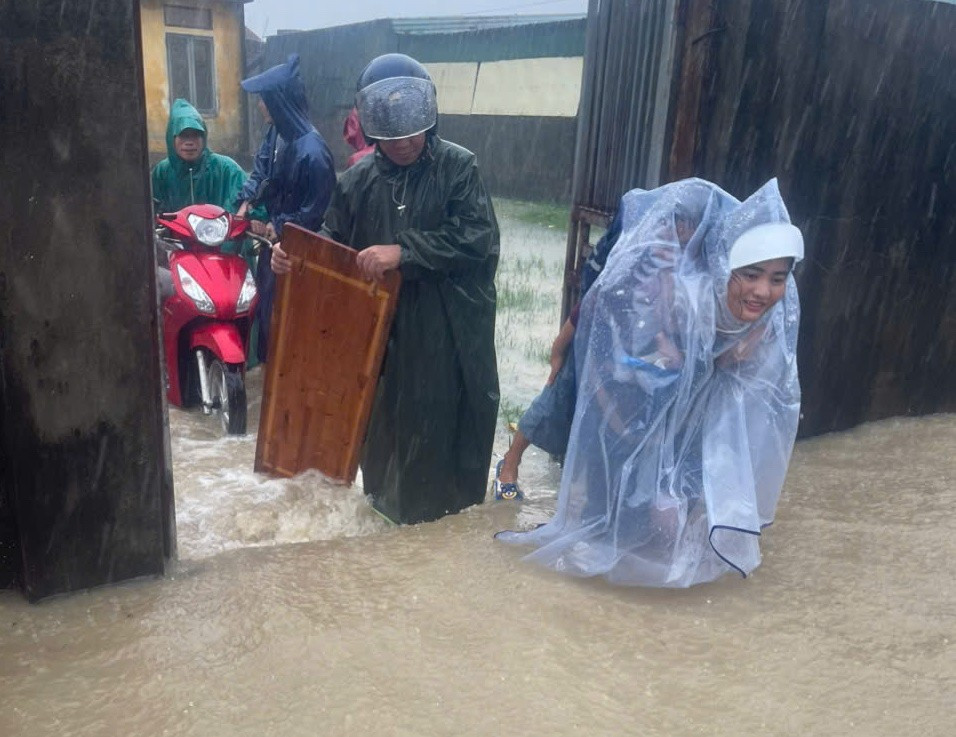 Mưa lớn, ngập sâu, phụ huynh dùng thuyền thúng, xe tải đến trường đón con- Ảnh 7. Mưa lớn, ngập sâu, phụ huynh dùng thuyền thúng, xe tải đến trường đón con- Ảnh 7.