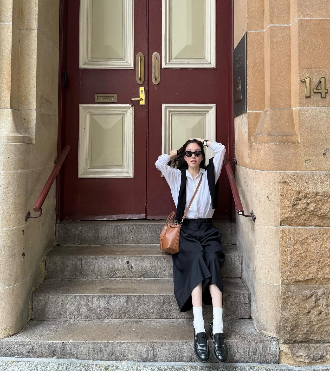 Mẫu giày trẻ như sneaker trắng nhưng thanh lịch hơn, tuổi ngoài 40 càng nên có- Ảnh 2. Mẫu giày trẻ như sneaker trắng nhưng thanh lịch hơn, tuổi ngoài 40 càng nên có- Ảnh 2.