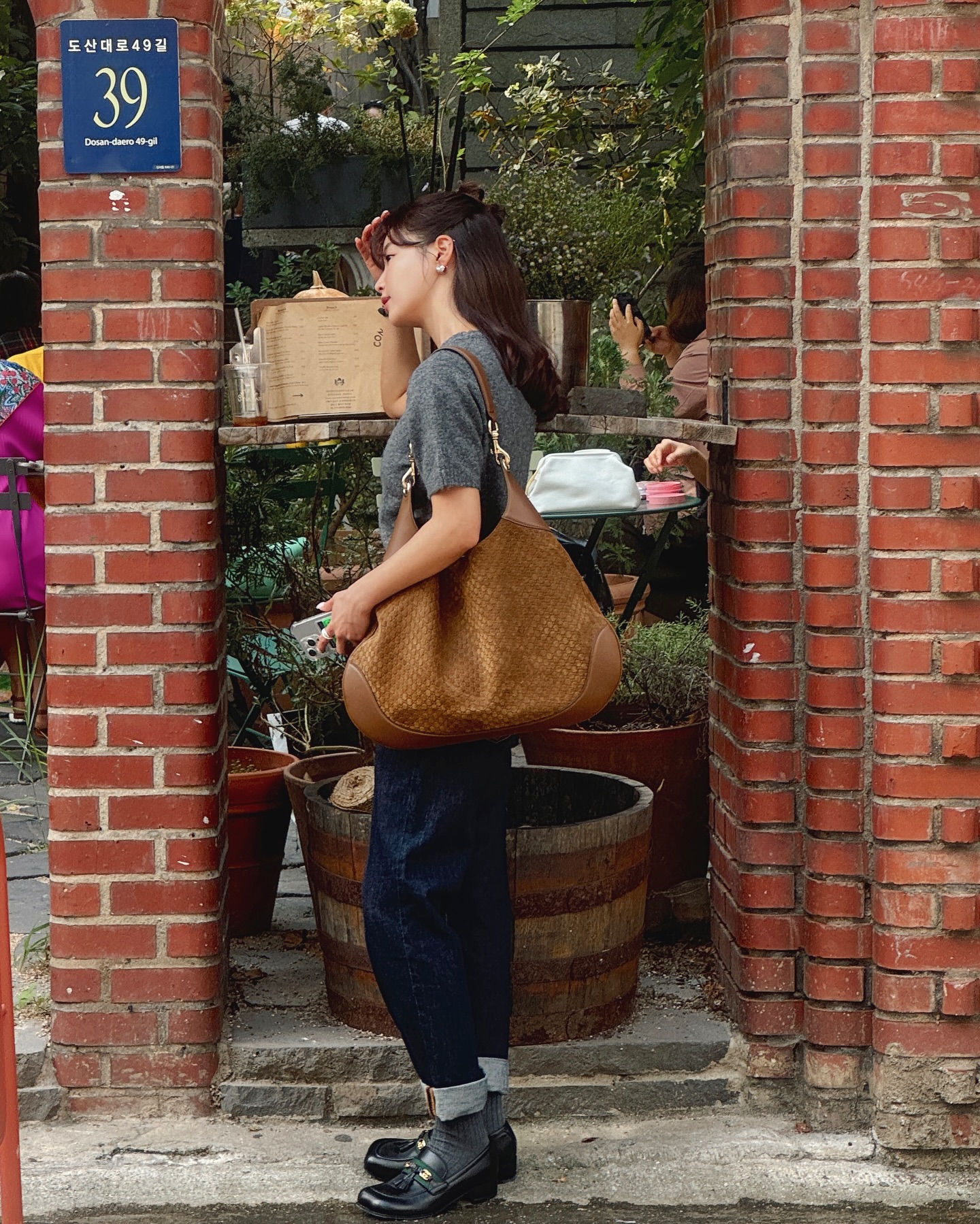 Mẫu giày trẻ như sneaker trắng nhưng thanh lịch hơn, tuổi ngoài 40 càng nên có- Ảnh 1. Mẫu giày trẻ như sneaker trắng nhưng thanh lịch hơn, tuổi ngoài 40 càng nên có- Ảnh 1.