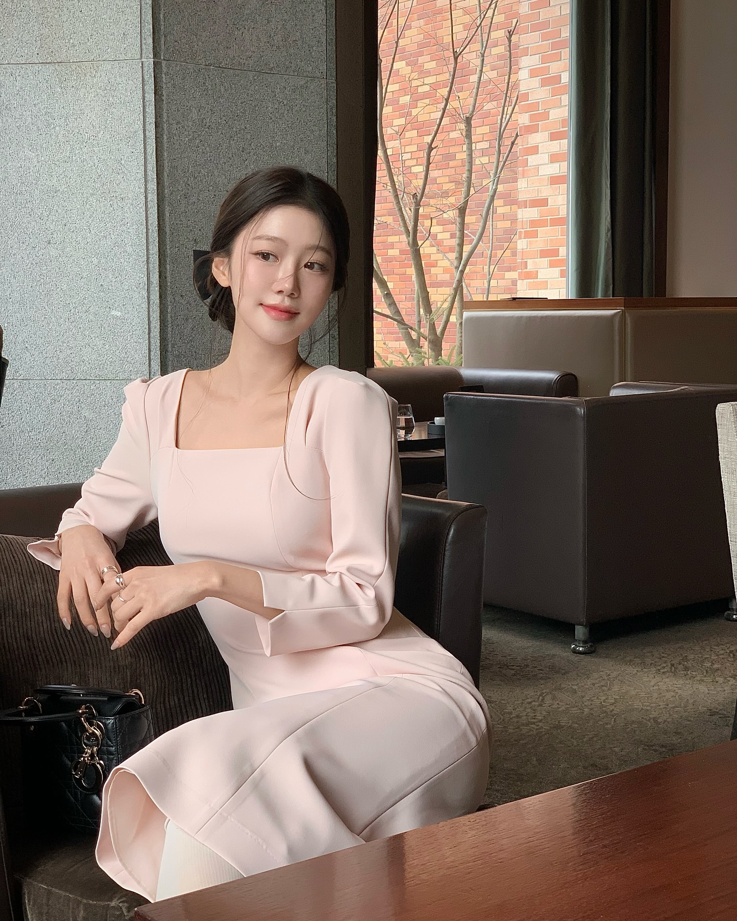 Không cần trang sức vàng, 4 món phụ kiện sau đây là đủ để set váy sang hơn gấp bội- Ảnh 3. Không cần trang sức vàng, 4 món phụ kiện sau đây là đủ để set váy sang hơn gấp bội- Ảnh 3.