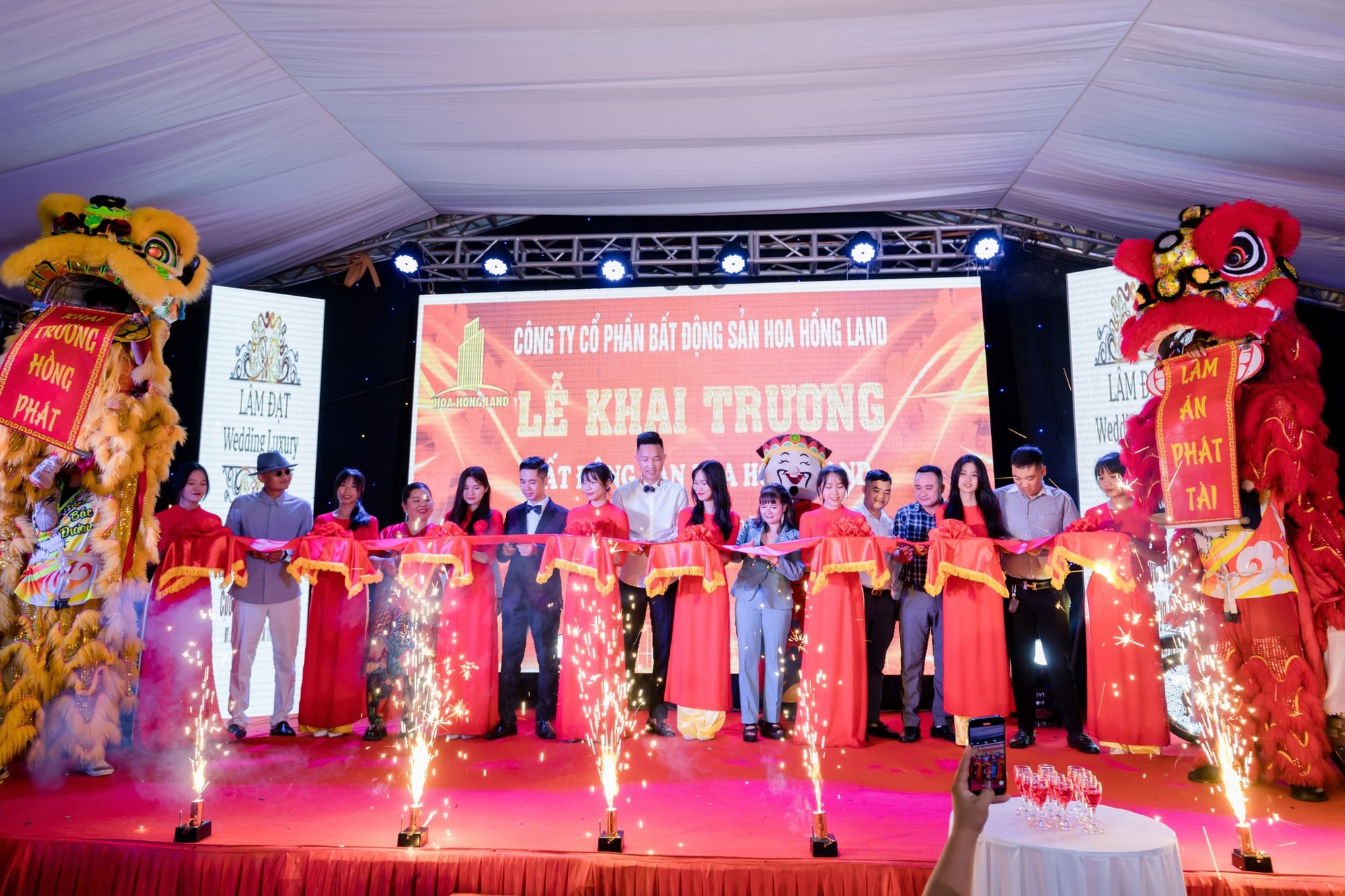 Bất ngờ, Huấn Hoa Hồng là Chủ tịch một công ty bất động sản với slogan nổi tiếng “có làm thì mới có ăn”- Ảnh 1. Bất ngờ, Huấn Hoa Hồng là Chủ tịch một công ty bất động sản với slogan nổi tiếng “có làm thì mới có ăn”- Ảnh 1.