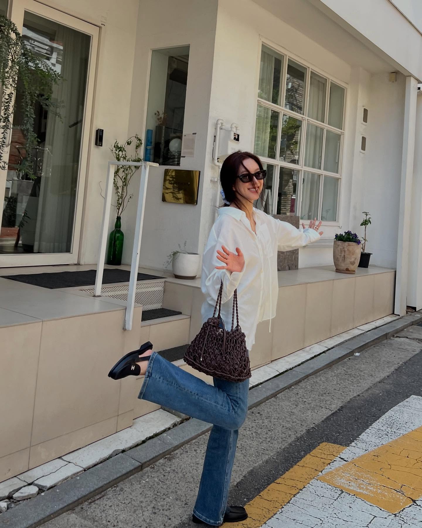 Mẫu giày trẻ như sneaker trắng nhưng thanh lịch hơn, tuổi ngoài 40 càng nên có- Ảnh 5. Mẫu giày trẻ như sneaker trắng nhưng thanh lịch hơn, tuổi ngoài 40 càng nên có- Ảnh 5.