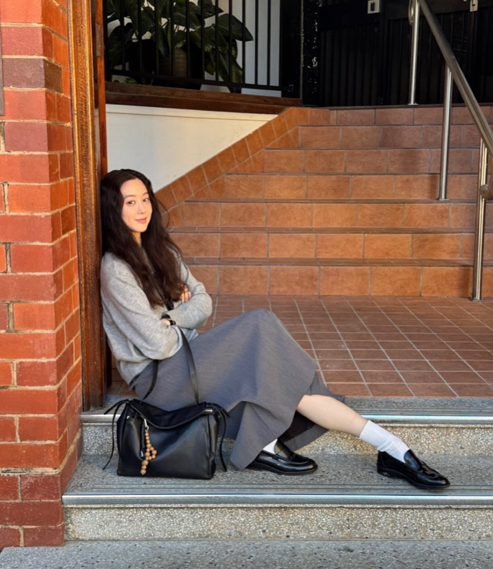 Mẫu giày trẻ như sneaker trắng nhưng thanh lịch hơn, tuổi ngoài 40 càng nên có- Ảnh 8. Mẫu giày trẻ như sneaker trắng nhưng thanh lịch hơn, tuổi ngoài 40 càng nên có- Ảnh 8.