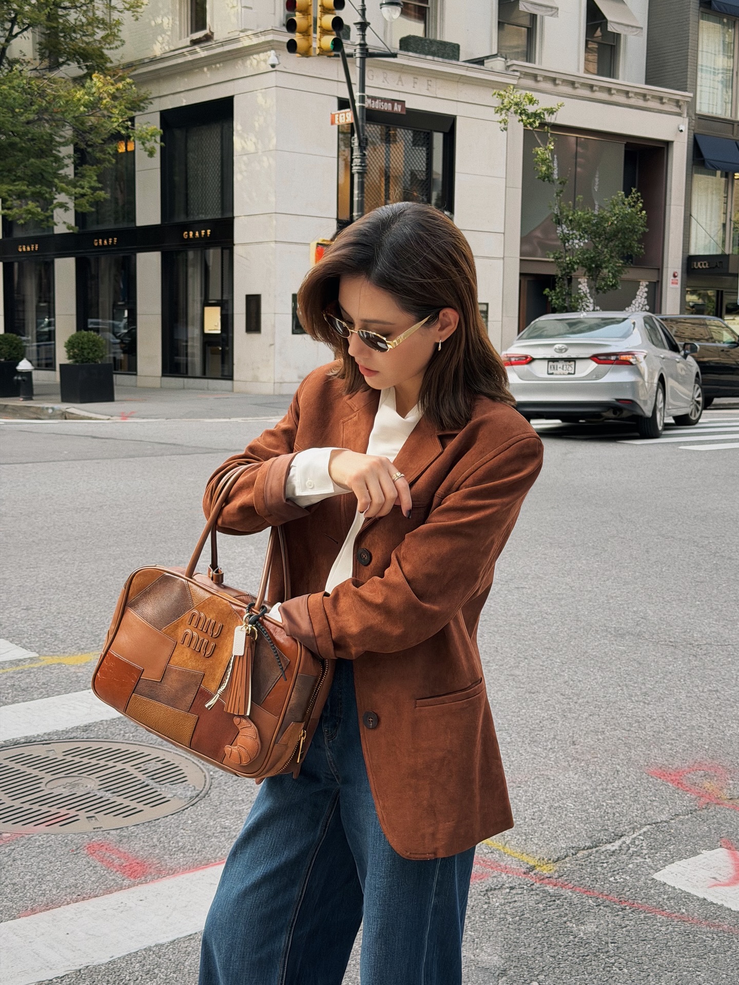 Kết hợp 4 kiểu áo khoác này với quần jeans, chị em sẽ chạm đỉnh cao sành điệu- Ảnh 1. Kết hợp 4 kiểu áo khoác này với quần jeans, chị em sẽ chạm đỉnh cao sành điệu- Ảnh 1.