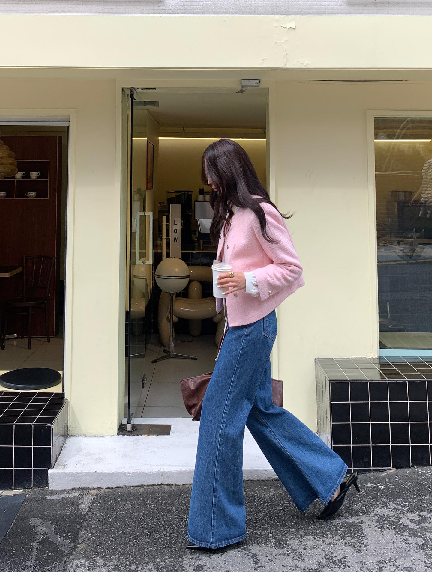 Kết hợp 4 kiểu áo khoác này với quần jeans, chị em sẽ chạm đỉnh cao sành điệu- Ảnh 9. Kết hợp 4 kiểu áo khoác này với quần jeans, chị em sẽ chạm đỉnh cao sành điệu- Ảnh 9.