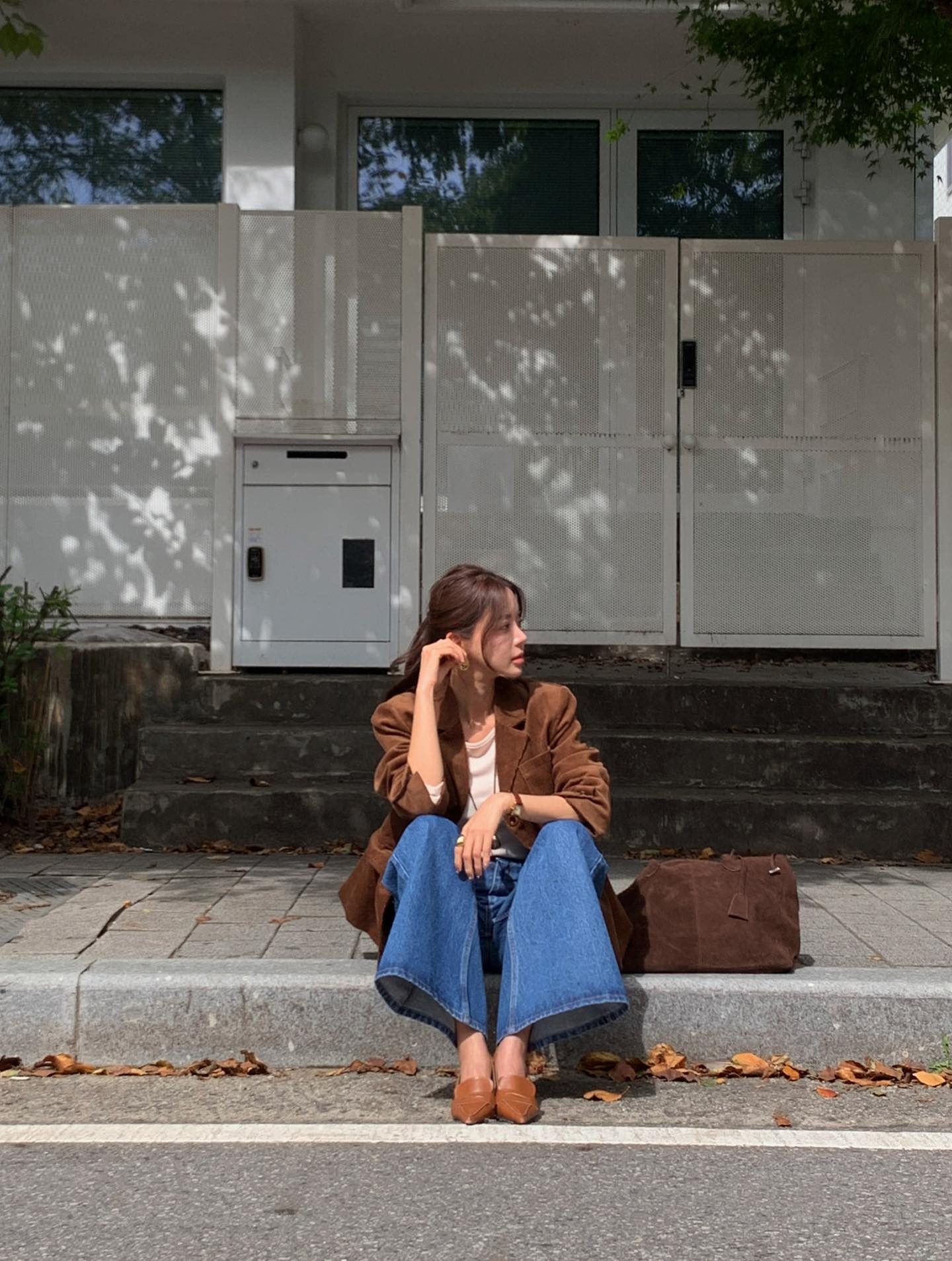 Kết hợp 4 kiểu áo khoác này với quần jeans, chị em sẽ chạm đỉnh cao sành điệu- Ảnh 2. Kết hợp 4 kiểu áo khoác này với quần jeans, chị em sẽ chạm đỉnh cao sành điệu- Ảnh 2.