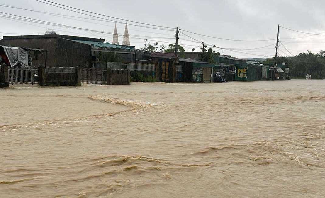 Mưa lớn, ngập sâu, phụ huynh dùng thuyền thúng, xe tải đến trường đón con- Ảnh 2. Mưa lớn, ngập sâu, phụ huynh dùng thuyền thúng, xe tải đến trường đón con- Ảnh 2.