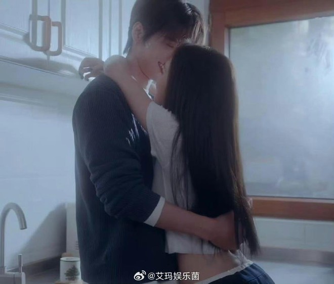 Vòng eo như "không có ruột" của mỹ nhân cổ trang đẹp nhất Trung Quốc- Ảnh 2. Vòng eo như "không có ruột" của mỹ nhân cổ trang đẹp nhất Trung Quốc- Ảnh 2.