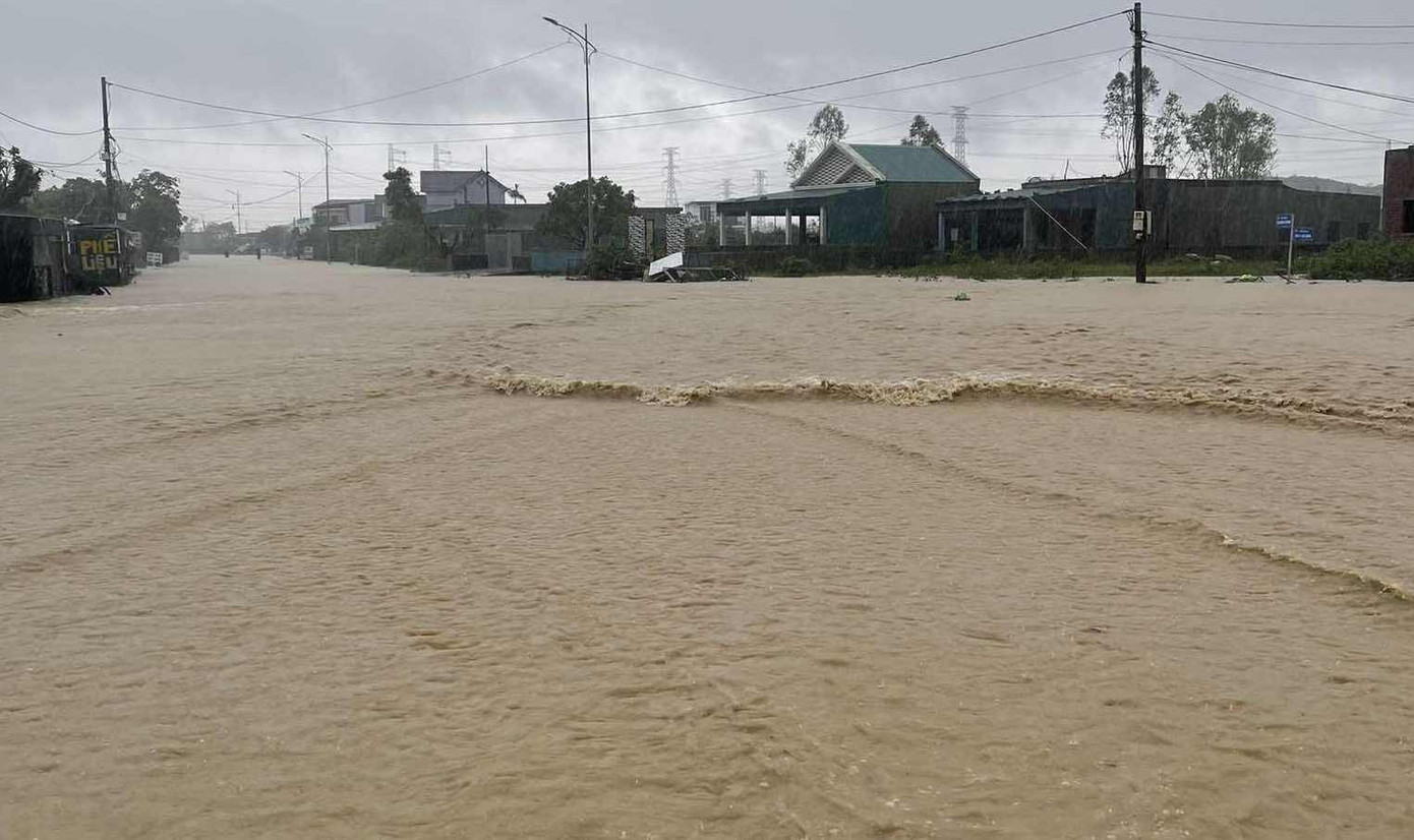 Mưa lớn, ngập sâu, phụ huynh dùng thuyền thúng, xe tải đến trường đón con- Ảnh 1. Mưa lớn, ngập sâu, phụ huynh dùng thuyền thúng, xe tải đến trường đón con- Ảnh 1.