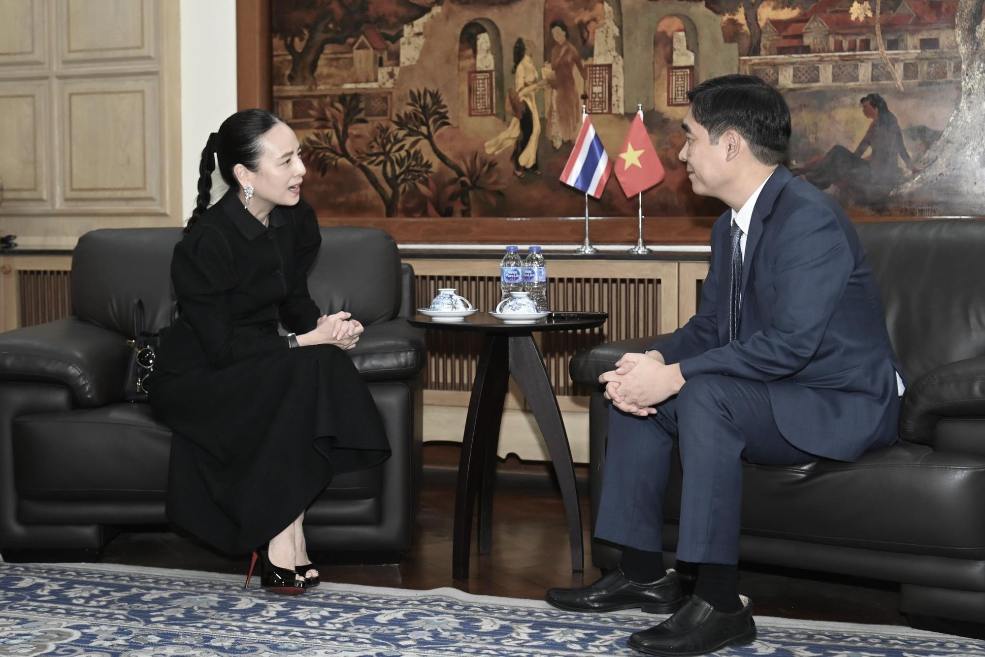 Chủ tịch Madam Pang trực tiếp gặp Đại sứ Việt Nam tại Thái Lan xin lỗi sự cố nhầm quốc kỳ- Ảnh 3. Chủ tịch Madam Pang trực tiếp gặp Đại sứ Việt Nam tại Thái Lan xin lỗi sự cố nhầm quốc kỳ- Ảnh 3.