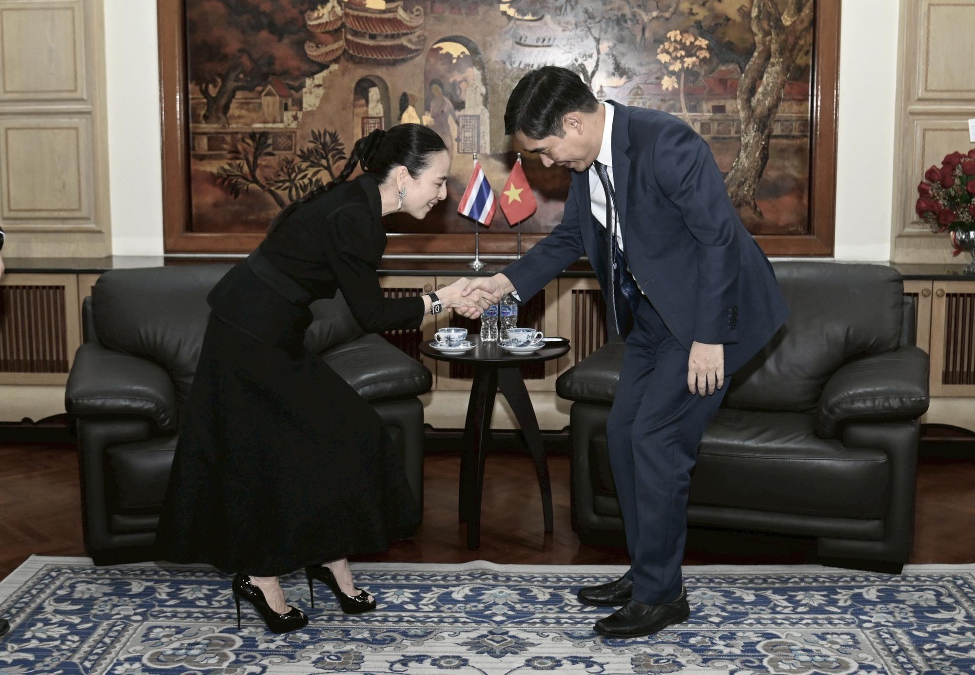 Chủ tịch Madam Pang trực tiếp gặp Đại sứ Việt Nam tại Thái Lan xin lỗi sự cố nhầm quốc kỳ- Ảnh 2. Chủ tịch Madam Pang trực tiếp gặp Đại sứ Việt Nam tại Thái Lan xin lỗi sự cố nhầm quốc kỳ- Ảnh 2.