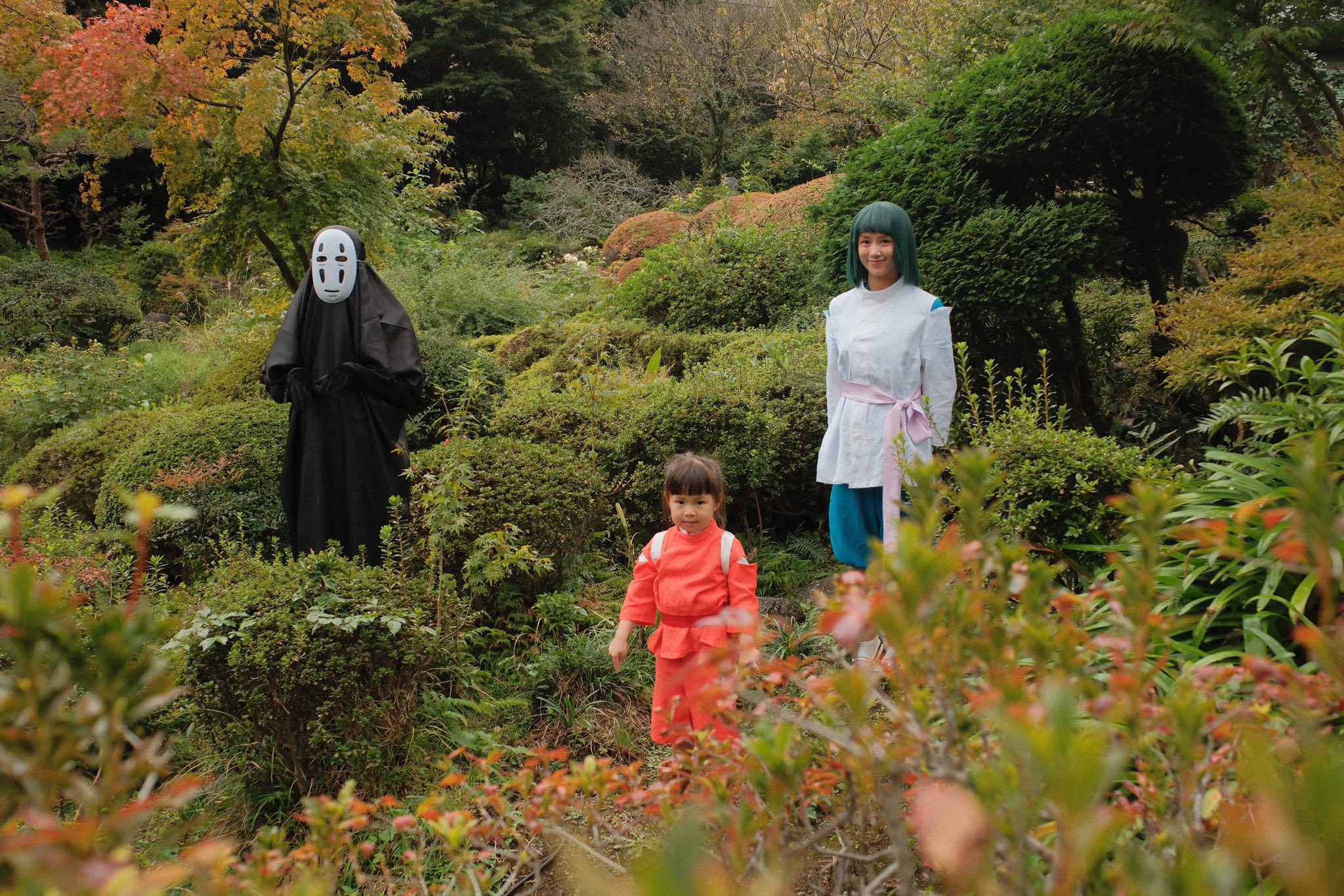 Gia đình Salim hóa trang nhân vật phim Spirited Away