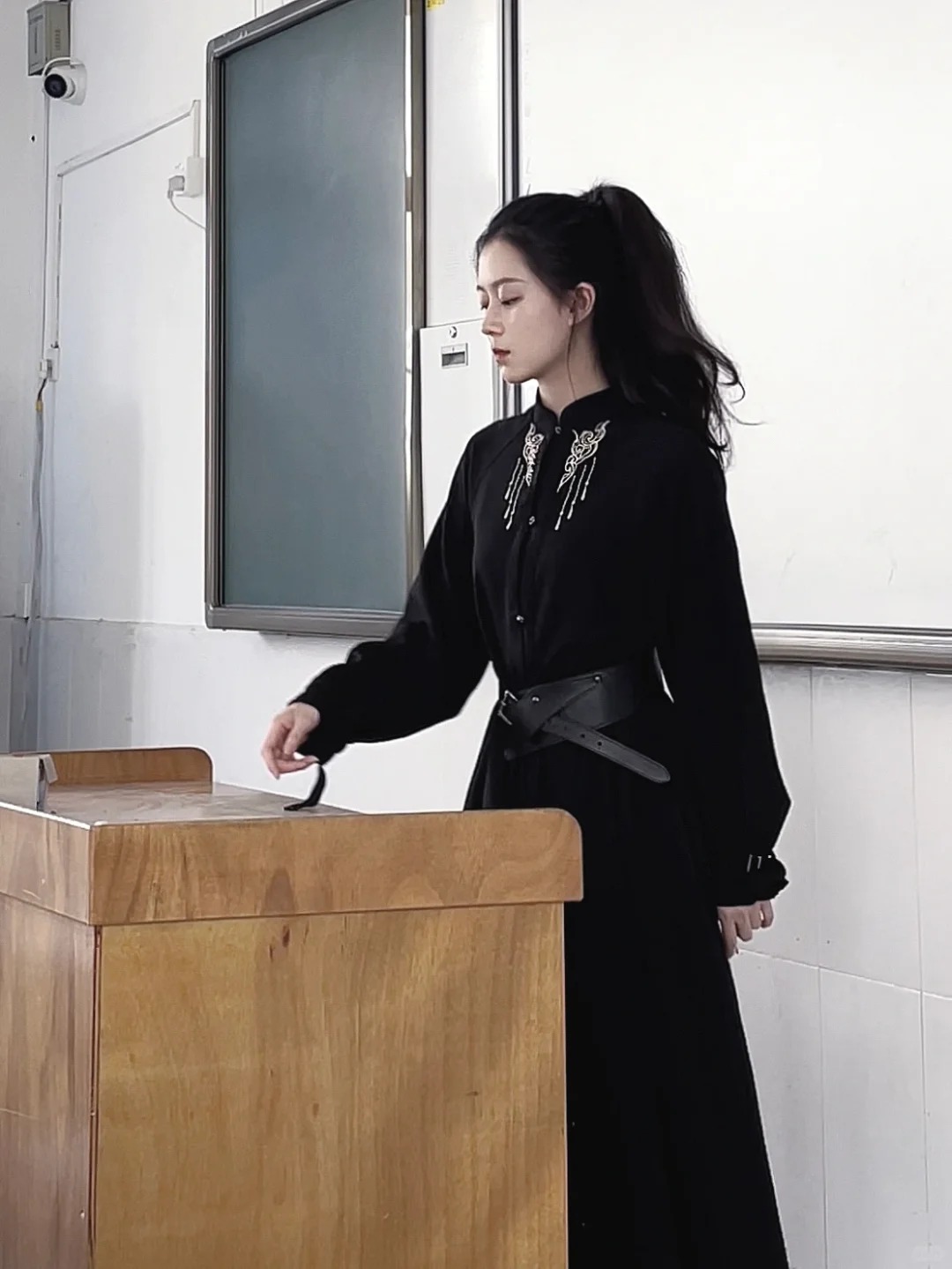 Cô giáo Mỹ thuật đang hot nhất TikTok: Mặt đã xinh, style đi dạy còn đỉnh hơn!- Ảnh 10. Cô giáo Mỹ thuật đang hot nhất TikTok: Mặt đã xinh, style đi dạy còn đỉnh hơn!- Ảnh 10.