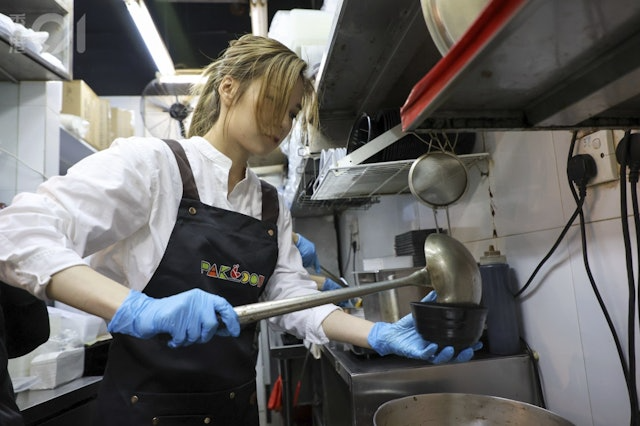 Mỹ nhân showbiz tháo chạy khỏi bạn trai giám đốc, giờ đi rửa chén làm phục vụ kiếm sống- Ảnh 6. Mỹ nhân showbiz tháo chạy khỏi bạn trai giám đốc, giờ đi rửa chén làm phục vụ kiếm sống- Ảnh 6.