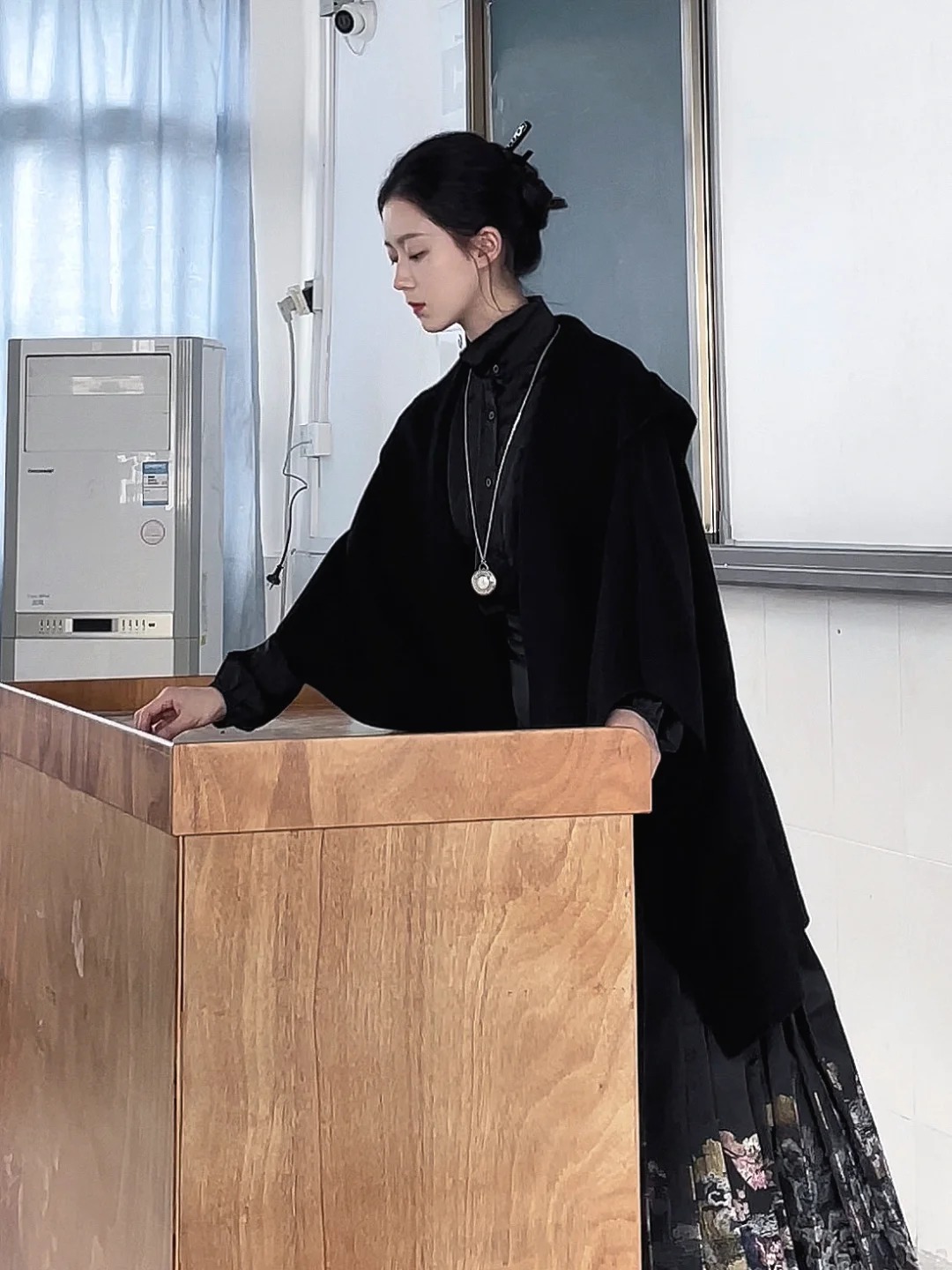 Cô giáo Mỹ thuật đang hot nhất TikTok: Mặt đã xinh, style đi dạy còn đỉnh hơn!- Ảnh 2. Cô giáo Mỹ thuật đang hot nhất TikTok: Mặt đã xinh, style đi dạy còn đỉnh hơn!- Ảnh 2.